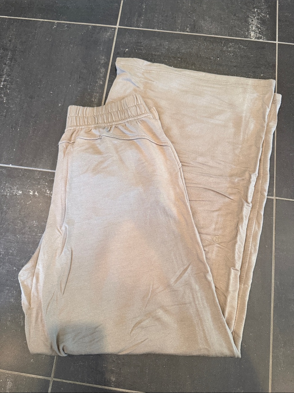 Lululemon BeCalm Mid-Rise Wide-Leg Pant Warm Ash Grey size S
